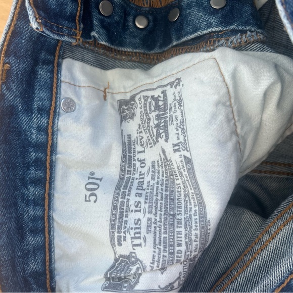 Levi's Women's 501 Mid Thigh Short in Oxnard Choice Medium Indigo Womens 28 - Picture 4 of 7